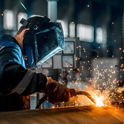 Fabrika tanıtım filminde metal kaynak işlemi yapan usta
